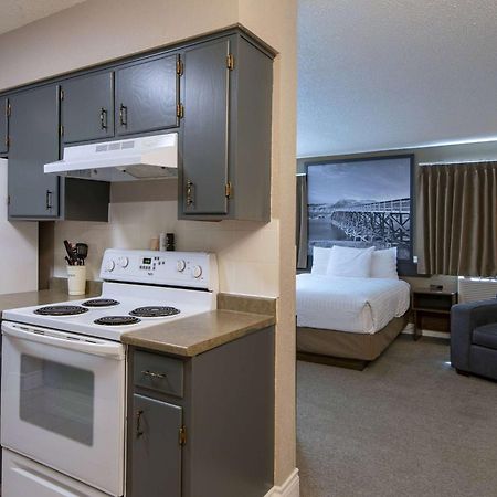Super 8 By Wyndham Kamloops On The Hill Hotel Exterior photo