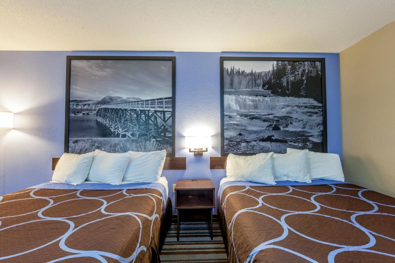 Super 8 By Wyndham Kamloops On The Hill Hotel Exterior photo