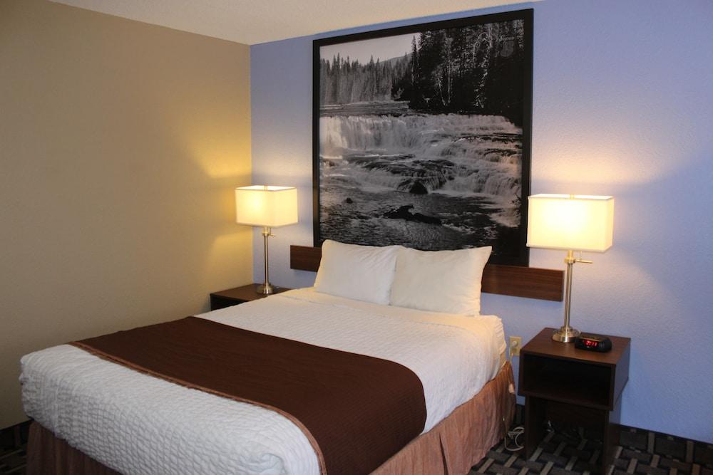 Super 8 By Wyndham Kamloops On The Hill Hotel Exterior photo