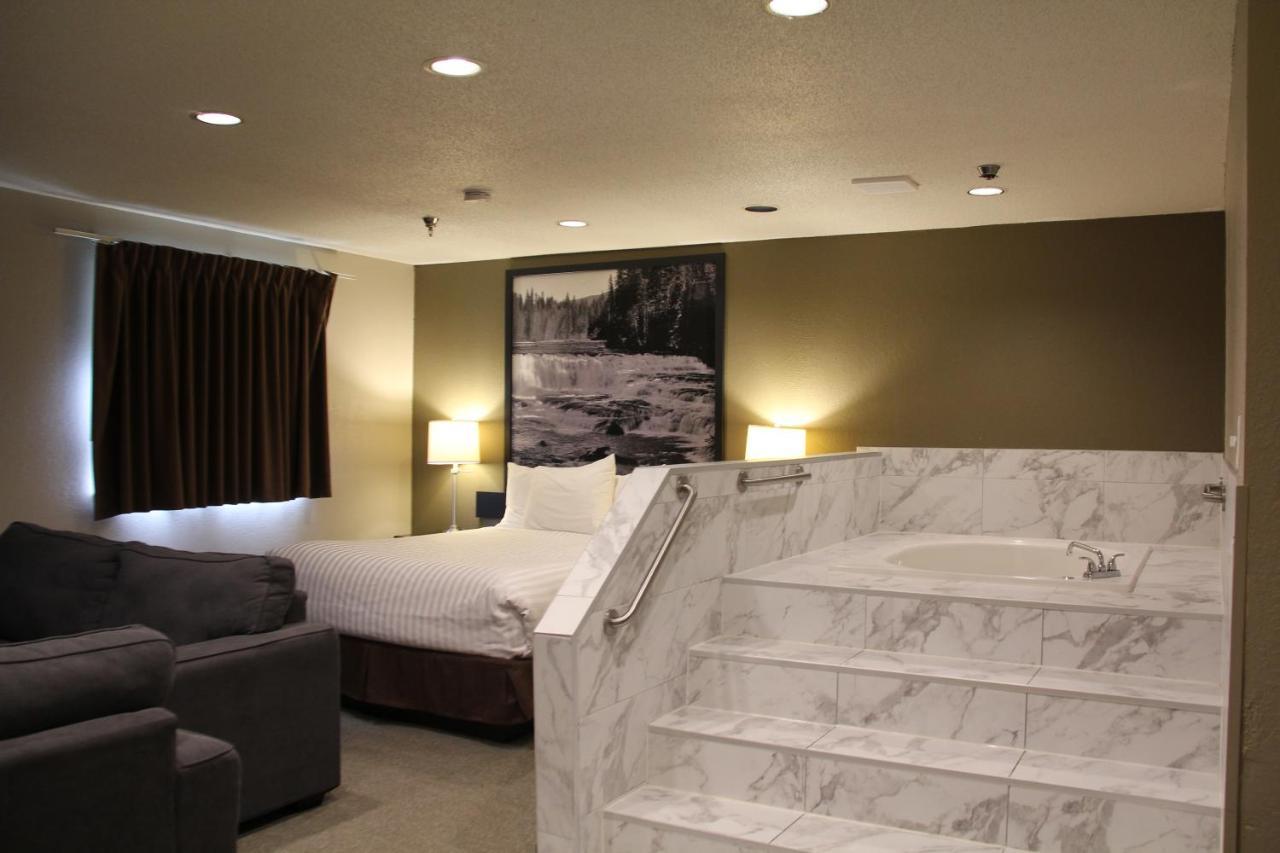 Super 8 By Wyndham Kamloops On The Hill Hotel Exterior photo
