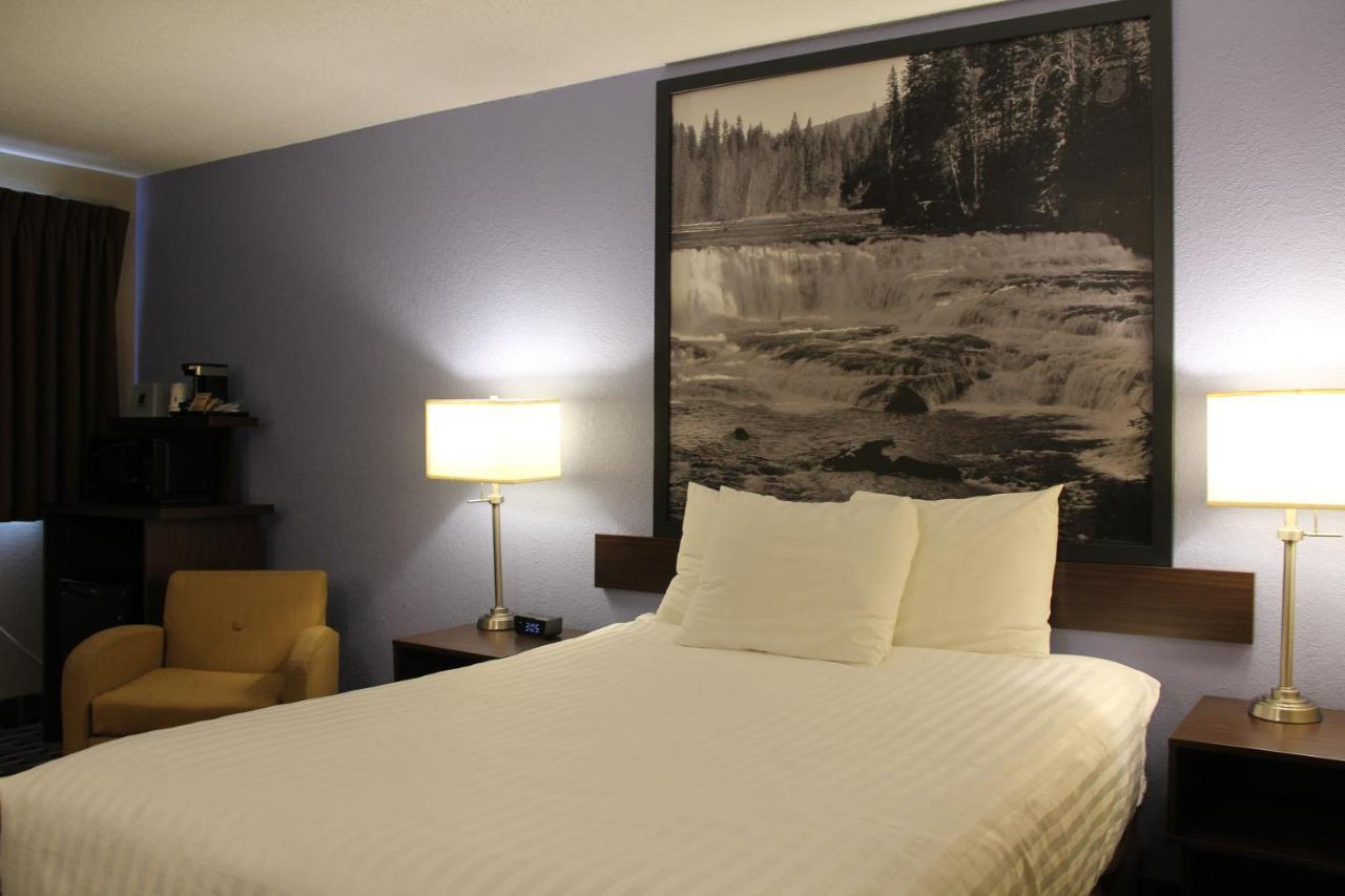 Super 8 By Wyndham Kamloops On The Hill Hotel Exterior photo