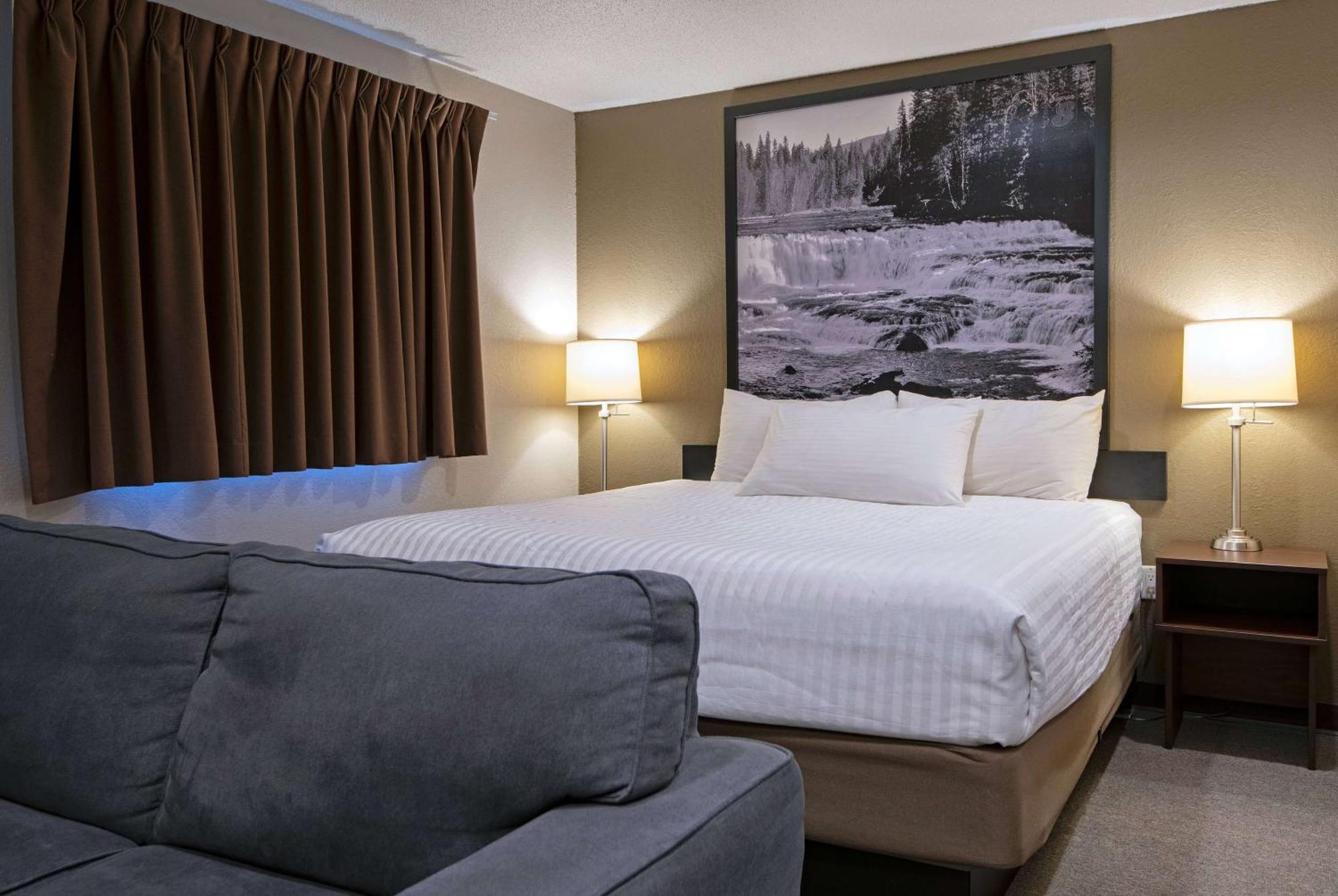 Super 8 By Wyndham Kamloops On The Hill Hotel Exterior photo