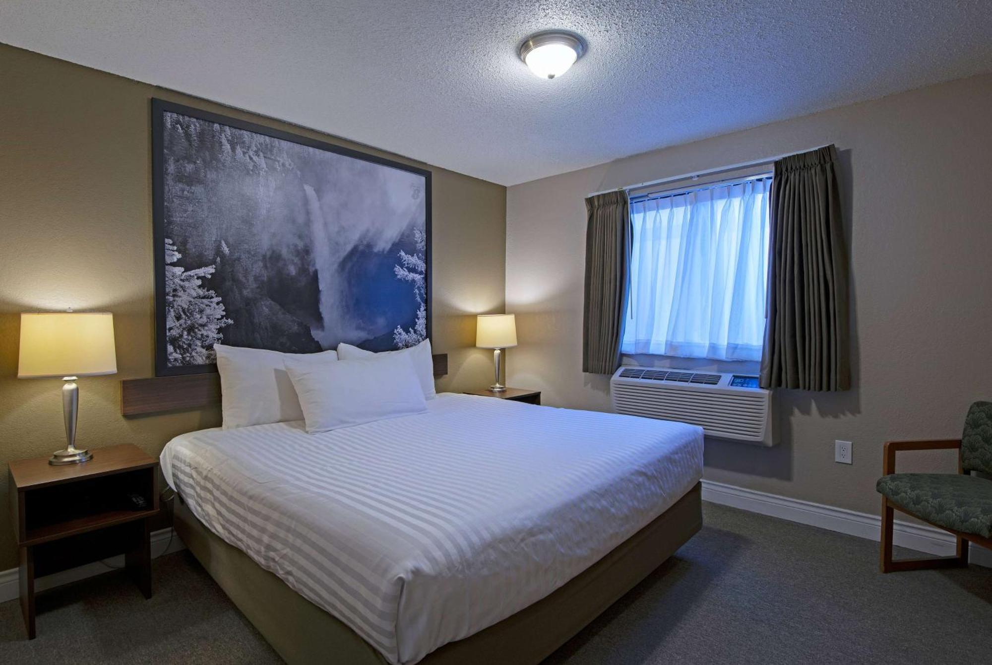 Super 8 By Wyndham Kamloops On The Hill Hotel Exterior photo