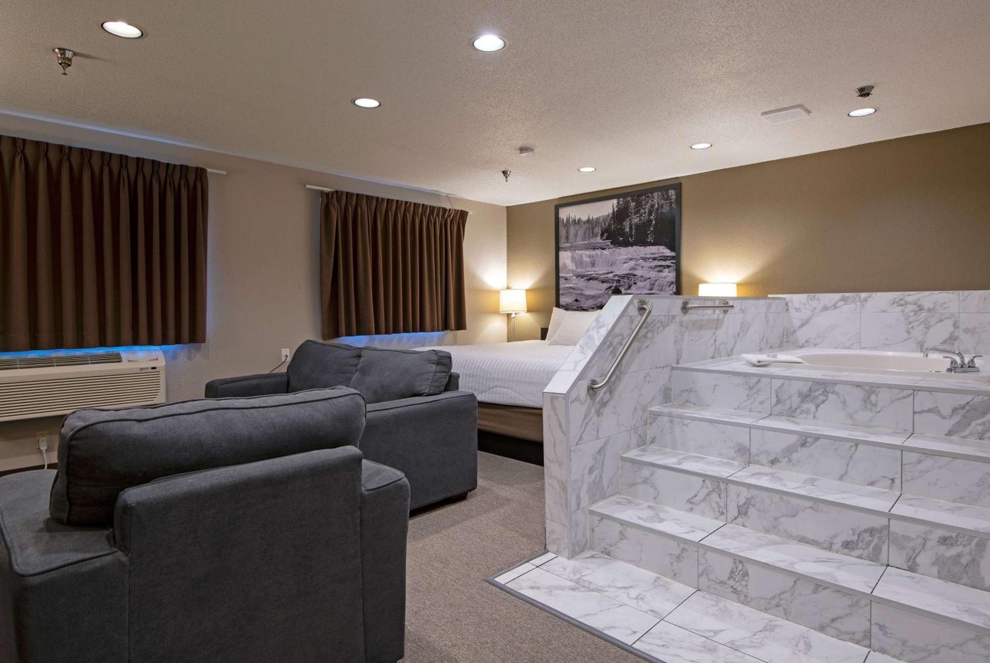 Super 8 By Wyndham Kamloops On The Hill Hotel Exterior photo