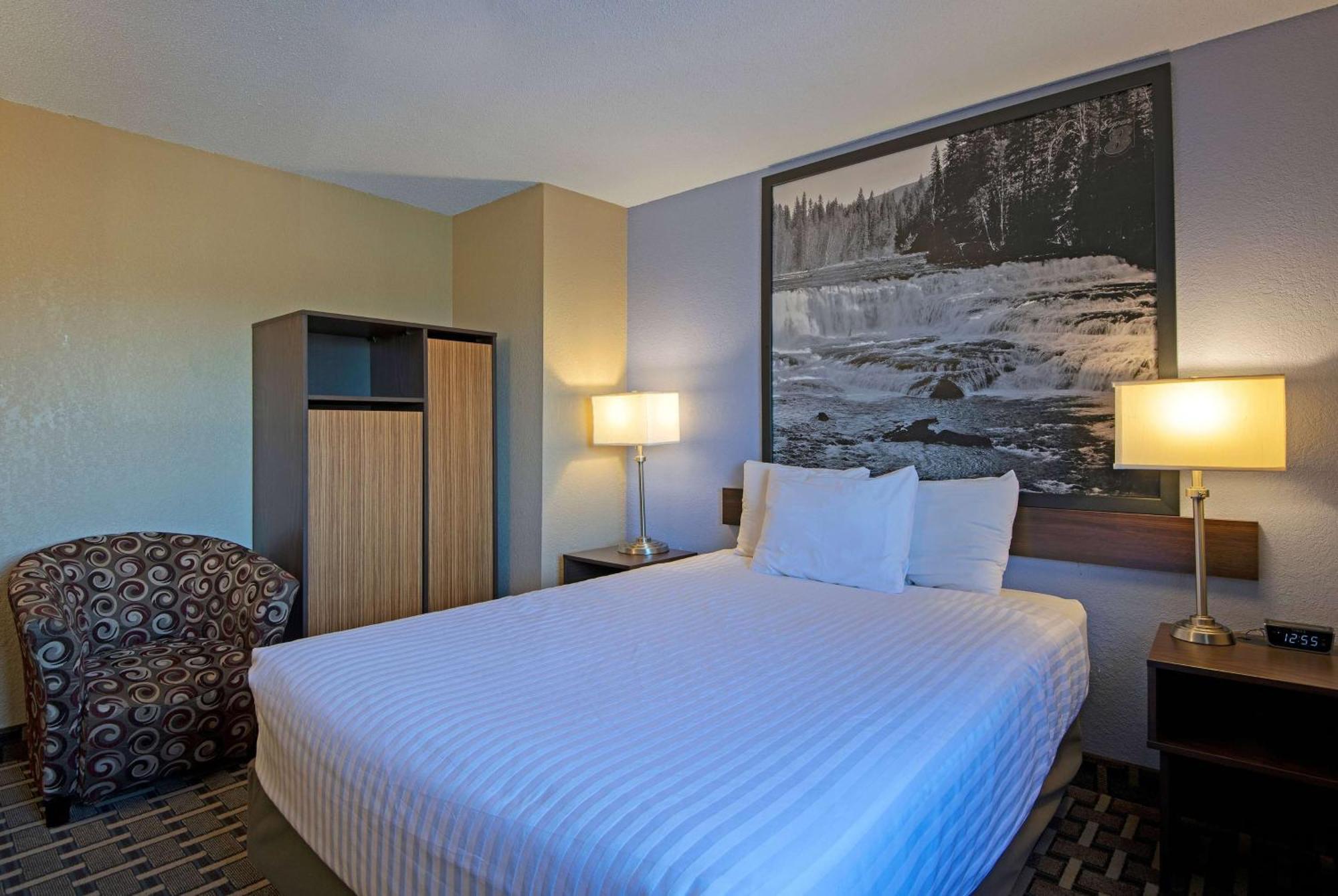 Super 8 By Wyndham Kamloops On The Hill Hotel Exterior photo