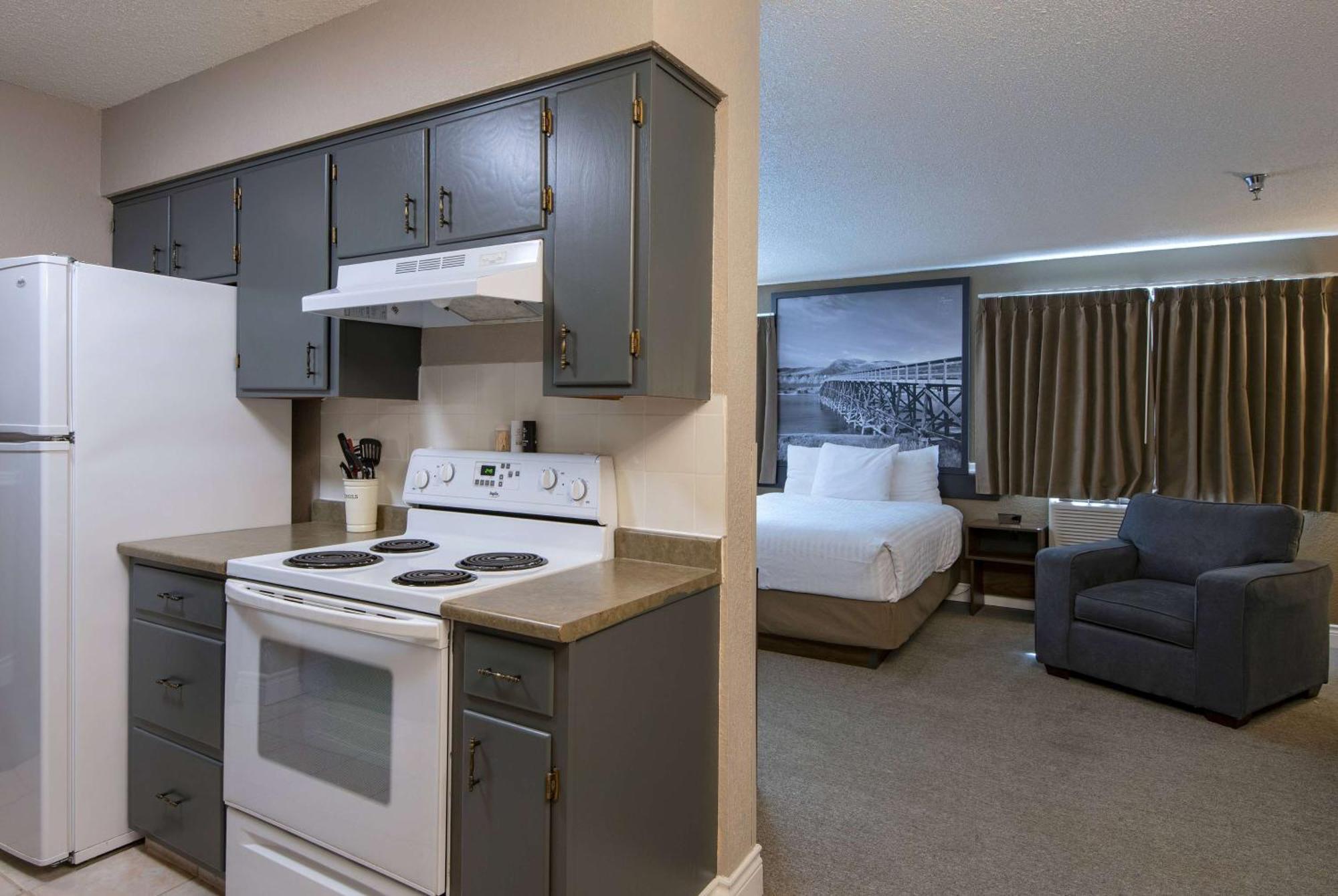 Super 8 By Wyndham Kamloops On The Hill Hotel Exterior photo